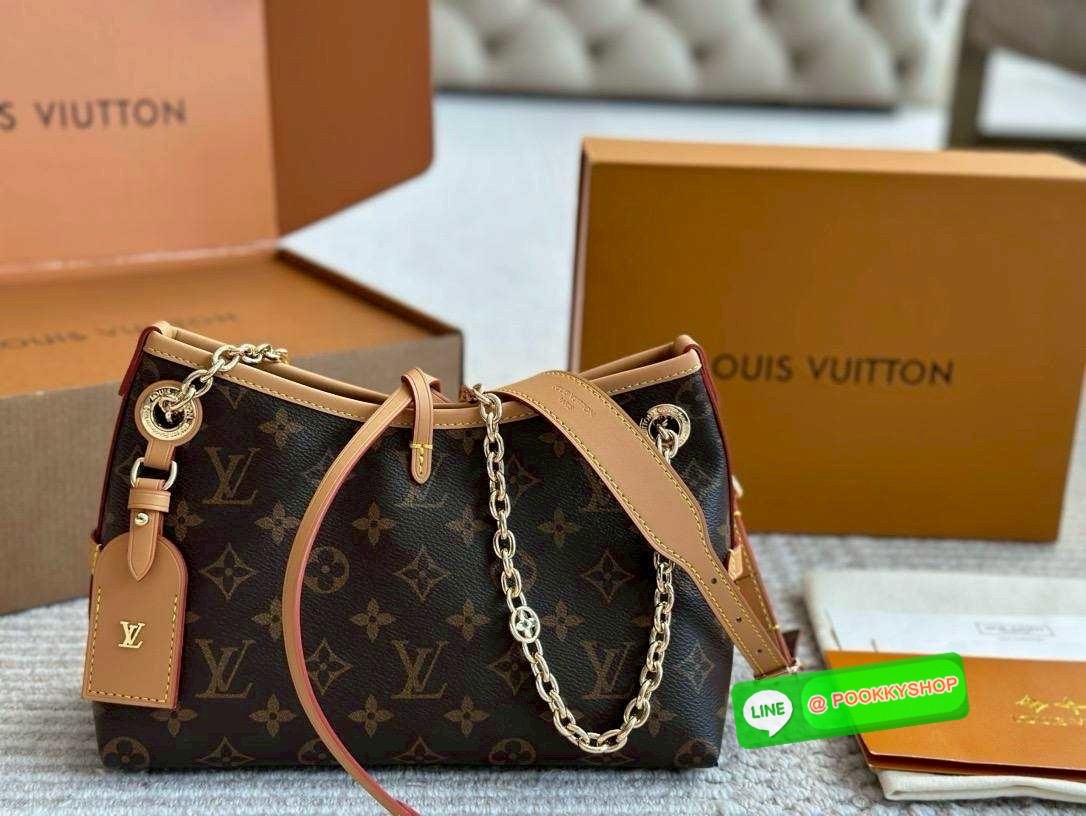 🕊️ พร้อมส่ง | LV CarryAll BB bag กระเป๋าสะพายแครี่ออล ไซส์ใหม่ ดีไซส์ใหม่สุดไอคอนิกปรับโฉมใหม่ประจำฤดูกาลในดีไซน์สุดชิค ตกแต่งสายโซ่สีทองงดงามด้วย Monogram Flower เสริมดีเทลอันเป็นเอกลักษณ์อย่างเนมแท็กหนังสีตัดกันเข้ากับสีเชือกรูดปิดกระเป๋าอย่างลง