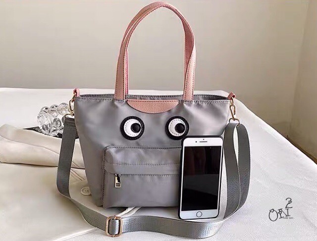 กระเป๋าสะพายข้าง brand anya วัสดุตัวกระเป๋าทำจากผ้ากันน้ำอย่างดีสีดำ ด้านหน้าส่วนลายเป็นหนังเย็บติด กระเป๋าเป็นปากซิป ด้านหน้ามีกระเป๋าเปิดออกมาเป็นสีแดงนะคะ มาพร้อมสายยาวทำจากผ้าไนล่อนอย่างหนาสีดำ สามารถปรับระดับได้