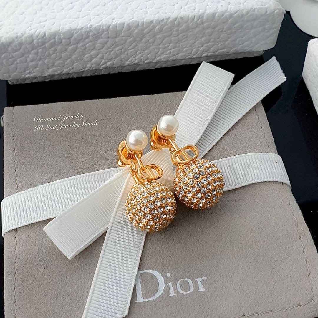 Super Hi-End Quality !!!! ((งาน 1:1 เหมือนในช็อปมากที่สุดในท้องตลาด)) Christian Dior Earring ต่างหูดิอองาน 1:1 เหมือนของแท้เป๊ะๆค่ะ รับรองงานสวยมากกกกก ดูหรู ดูผู้ดีสุดๆ งานดี งานคุณภาพดีมากๆมากๆคะรับประกันความพอใจเลยค่ะ ตัวเรือนสีทองไฮโซมากค่ะ คอนเฟิม !!