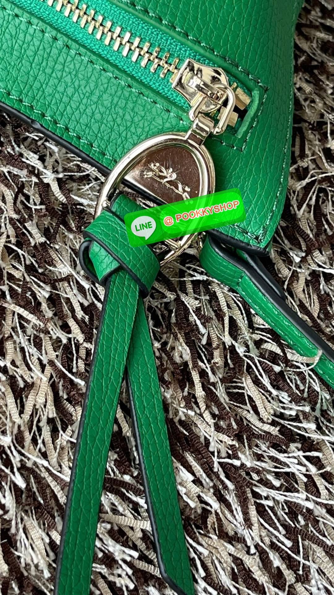 Longchamp MAILBOX Crossbody bag XS ดีไซน์ทรงคลัทช์ที่มีเส้นรูปทรงเรขาคณิตนี้จะรองรับสิ่งของจำเป็นทั้งหมดของคุณ มาพร้อมสายสะพายไหล่แบบปรับได้และถอดออกได้ สวมใส่ได้หลากหลายวิธีเพื่อเพลิดเพลินกับค่ำคืนของคุณอย่างอิสระ ได้แรงบันดาลใจมาจากMAILBOX การเย็บตะเข็บ