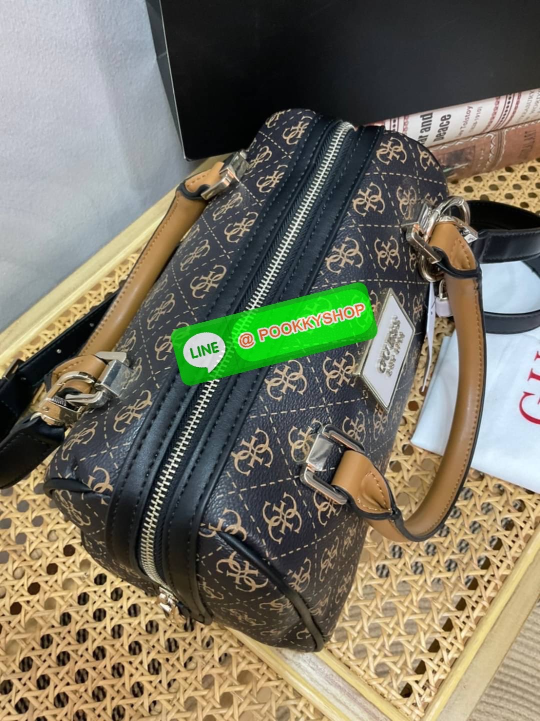 Guess Handbag with Small Shoulder Strap Tyren SG796605 New collection!! Guess ทรงหมอน ขนาดเล็ก ลายซิกเนเจอร์แบรนด์ ทรงหมอนยอดฮิต มีให้เลือก 5 สี สีสวยคลาสสิก เข้ากับง่ายกับทุกชุด ปิด/เปิด ด้วยซิป ภายในโล่งกว้าง แยกเป็นสัดส่วนใช้งาน ซับในตราแบรนด์