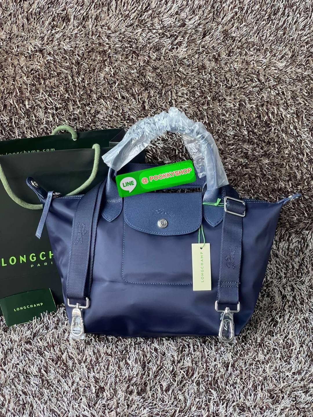 💕Longchamp LE PLIAGE NÉO TOP HANDLE BAG (small size) อีกหนึ่งรุ่นยอดนิยม ที่สาวๆ ต้องมีไว้เก็บไว้สักใบ กระเป๋าโท้ทใบนี้ มาพร้อมกับสีที่มีสไตล์เรียบง่าย มีสายสะพายยาวปรับสั้นยาวได้ช่วยให้คุณสามารถสะพายไหล่ได้อย่างสบาย ในตัวสายปักโลโก้อันเป็นสัญลักษ