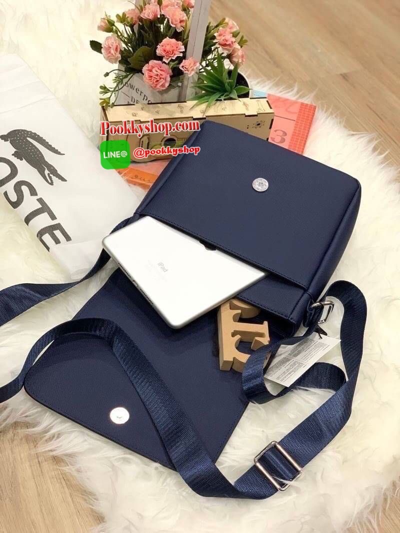 ลาคอส Classic Flap Crossover Bag จากแบรนด์ดัง หนังสวยงามตามแบบฉบับของแบรนด์ ด้านหน้ามีสัญลักษณ์จรเข้เป็นโลโก้แบรนด์ เปิดปิดด้วยกระดุมแม่เหล็ก ภายในมีช่องใส่ของเป็นสัดส่วน ขนาดกำลังดี ใส่ มินิipad , กระเป๋าสตาค์ยาวได้ สายสะพายยาวมปรับความยาวได้ฟร