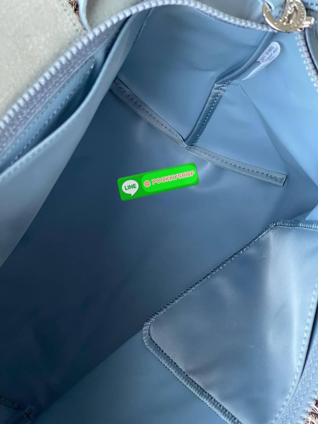 💕Longchamp LE PLIAGE NÉO TOP HANDLE BAG (small size) อีกหนึ่งรุ่นยอดนิยม ที่สาวๆ ต้องมีไว้เก็บไว้สักใบ กระเป๋าโท้ทใบนี้ มาพร้อมกับสีที่มีสไตล์เรียบง่าย มีสายสะพายยาวปรับสั้นยาวได้ช่วยให้คุณสามารถสะพายไหล่ได้อย่างสบาย ในตัวสายปักโลโก้อันเป็นสัญลักษ