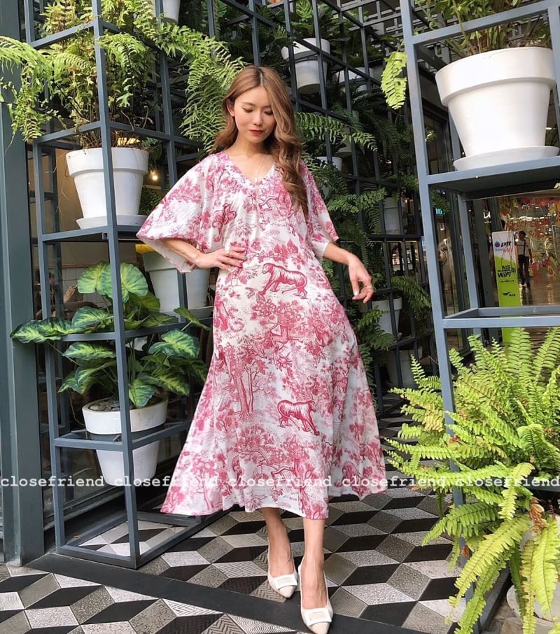 New! เดรสDior ทรงสวยหรู ใส่สลับหน้าหลังได้ค่ะ ใส่ออกงานก้อเลิศหรือใส่เดินเล่นชิวๆสวยสบัดพริ้ว ใส่สบาย ผ้านิ่ม คาดเข็มขัดดูสวยชิคขึ้นไปอีกกก^^