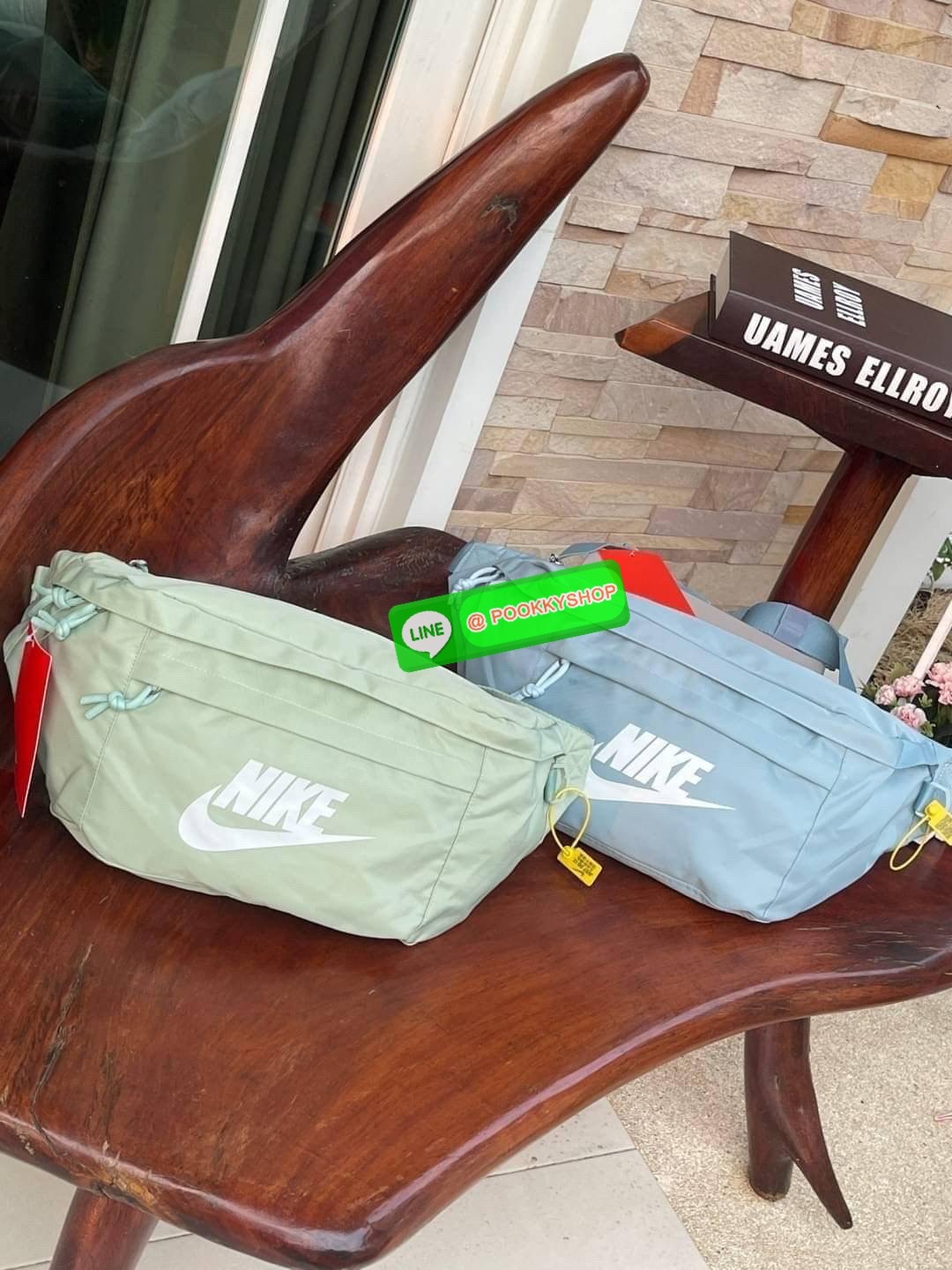 Nike Tech hip pack กระเป๋าคาดเอว Nike Tech รุ่นใหม่ชนช้อป!! ให้คุณหยิบใช้อุปกรณ์กีฬาและพกพาได้อย่างง่ายดาย พร้อมโดดเด่นด้วยกระเป๋าซิป 2 จุดสำหรับเก็บสิ่งของ และสายกระเป๋าแบบปรับได้เพื่อให้แนบกับลำตัว ใช้งานได้คล้องตัว ใส่ของได้จุสมใจเลยคร้า