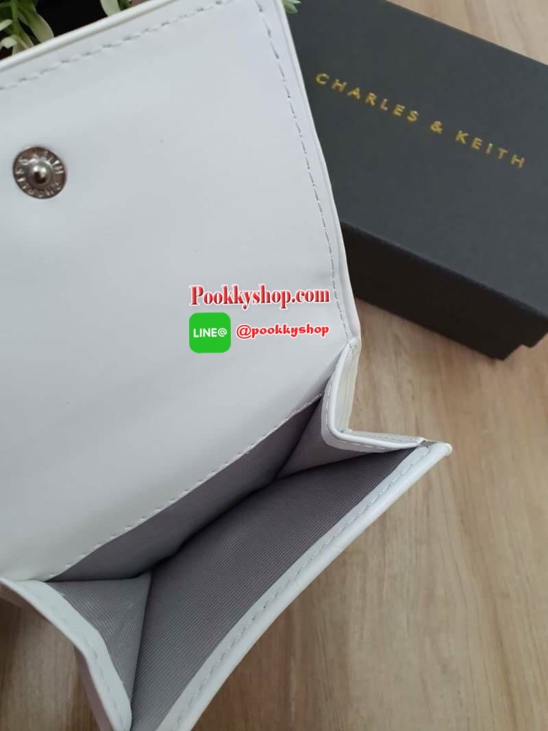 charleskeith Croc effect short wallet กระเป๋าสตางค์ใบสั้นมาด้วยลายหนังจรเข้ ด้านหน้าติดชื่อแบรนด์ รุ่นนี้เป็นแบบ 3 พับ ด้านหลังเป็นช่องใส่เหรียญ สวยสมคำร่ำลือมากๆ เลยจ้า มาครบ 5 สี จัดไปอย่างด่วนเลยจ้า