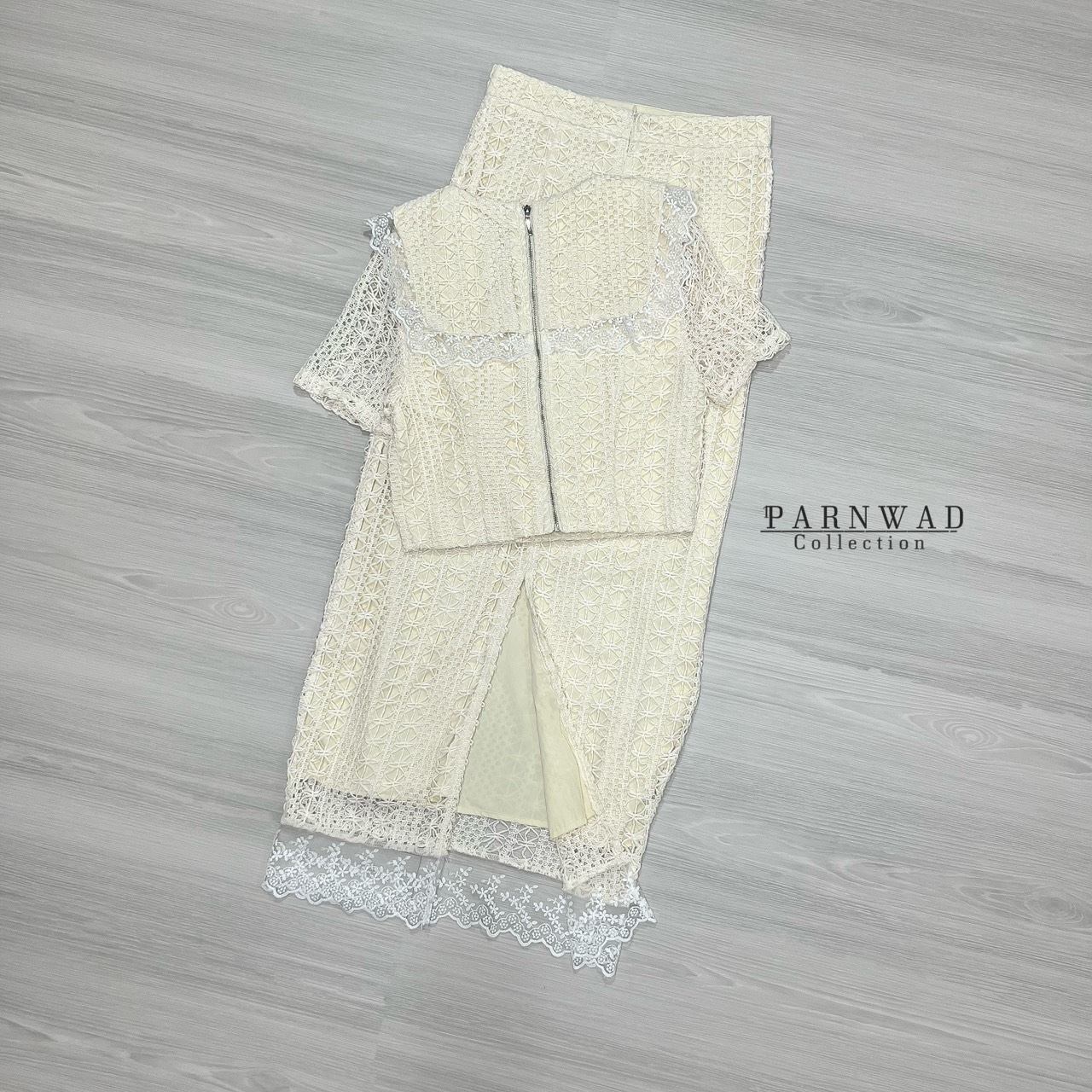 ชุดเซทแฟชั่น Set เสื้อคอปกแต่งคอด้วยดอกไม้ถักน่ารักๆ ผูกโบว์ลูกตุ้มดอกไม้ มาพร้อมกับกระโปรงยาวเอวสูง