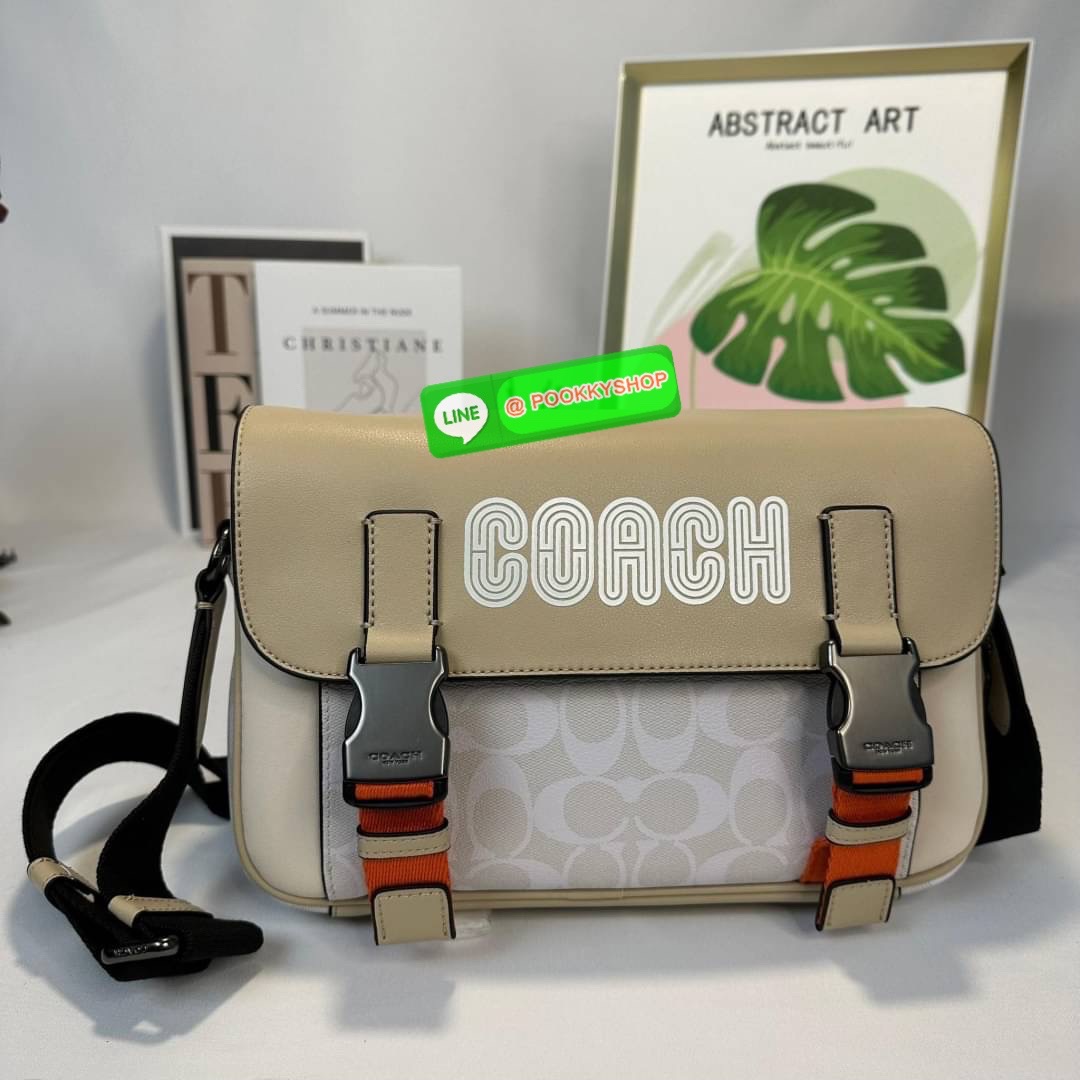 กระเป๋า COACH TRACK CROSSBODY IN COLORBLOCK SIGNATURE CANVAS (COACH C2725) กระเป๋าสะพายใบใหญ่ Unisex ที่เท่ได้ทั้งชายและหญิง วัสดุหนังแท้ หนังนิ่ม สัมผัสมือดีมากๆ เก็บดีเทลด้วยหนังแคนวาสคุณภาพ เนียบคมกริบ อยู่ทรงสวย ขนาดกำลังดี ไม่เล็ก ไม่ใหญ่เกินไป ด้านใ