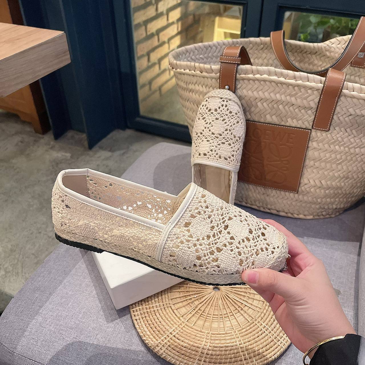 พร้อมส่ง ปังกว่านี้ ไม่มีอีกแล้ว ห้ามพลาดทุกประการสำหรับรุ่นนี้ ลูกไม้ Valentino ตัวใหม่ล่าสุด เพิ่งขายที่เรา ที่แรก ร้านอื่นไม่มีนะค่ะ บอกเลย หนังนิ่มสุด ใส่สบาย ทรงสวยมากกกก