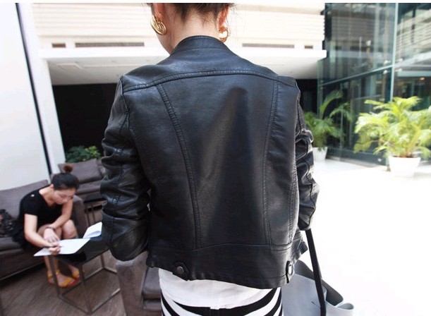 เสื้อผ้าแฟชั่นนำเข้า : เสื้อแจ็คเก็ต เสื้อหนังแฟชั่น พร้อมส่ง สีดำ ดีเทลด้วยคอปกโฉบเฉี่ยว แขนยาวแต่งซิปรูดปลายแขนเก๋ สุดเท่ห์