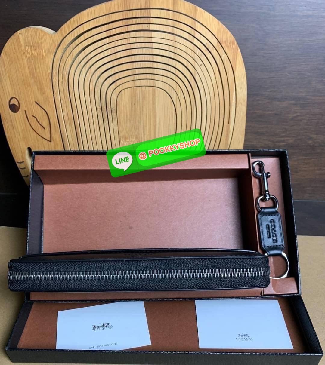 COACH ACCORDION ZIP WALLET IN SIGNATURE CANVAS กระเป๋าสตางค์ใบยาว ซิปรอบ ใช้งานง่าย ด้วยฟังค์ชั้น ด้านใน ใส่บัตรได้จุใจ มีช่องซิปใส่เหรียญตรงกลาง โดนใจหลายๆคนไปเรียบร้อยและคลาสสิค เรียบหรูดูแพงตลอดกาล ยกให้รุ่นนี้เลย