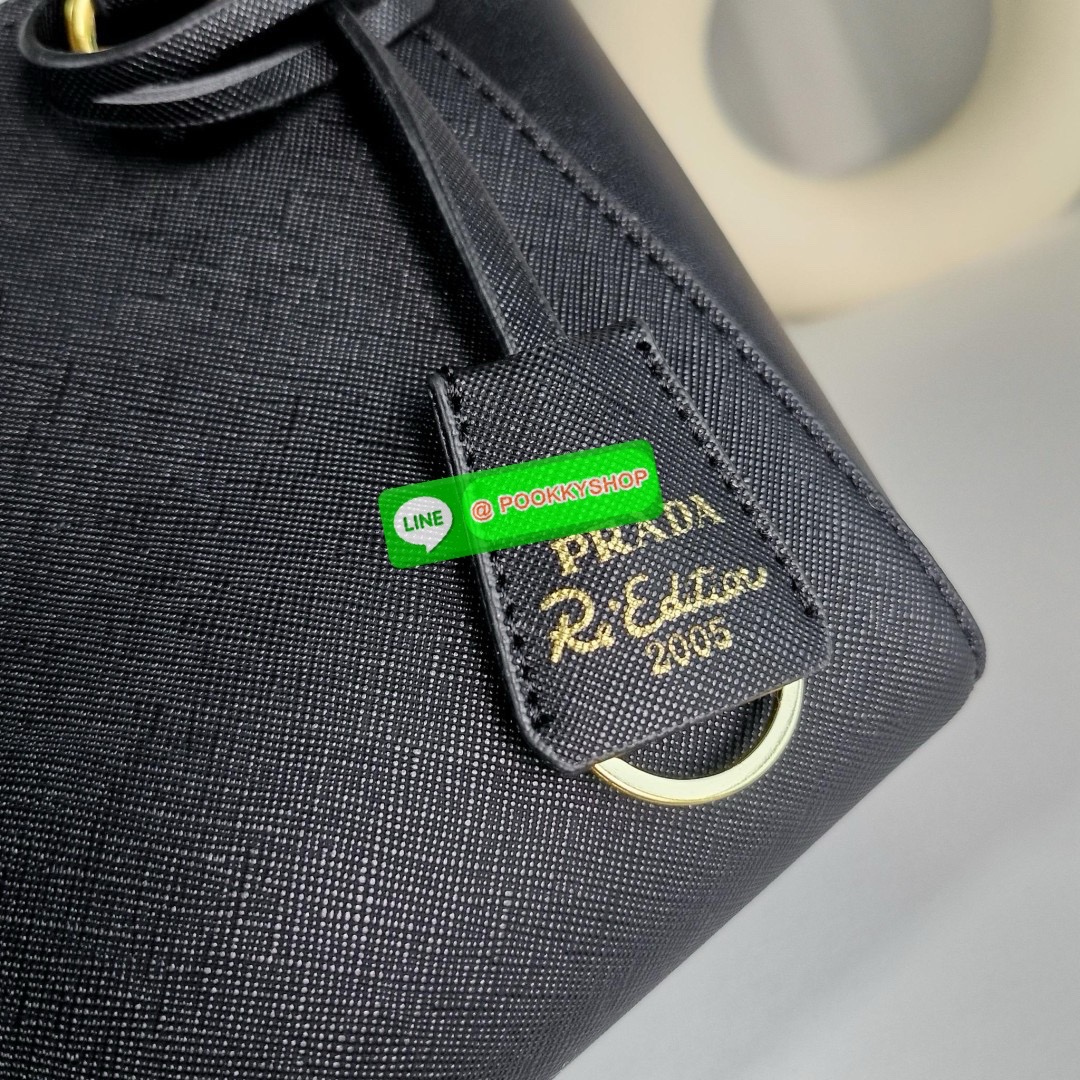 NEW ARRIVIAL มาใหม่กับกระเป๋าถือทรงยอดฮิต จากแบรนด์ PRADA อะไหล่ทองใบ ตัวกระเป๋าอยู่ทรงสวย ลาย SAFFIANO เปิดปิดด้วยซิป ด้านในมีช่องแยกและช่องใหญ่ แบ่งเก็บของได้เป็นสัดส่วน ขนาดกำลังดี ใส่ของได้หลากหลาย ใส่กระเป๋าสตางค์ใบกลางได้ มาพร้อมสายยาวสะพาย CROSSBOD