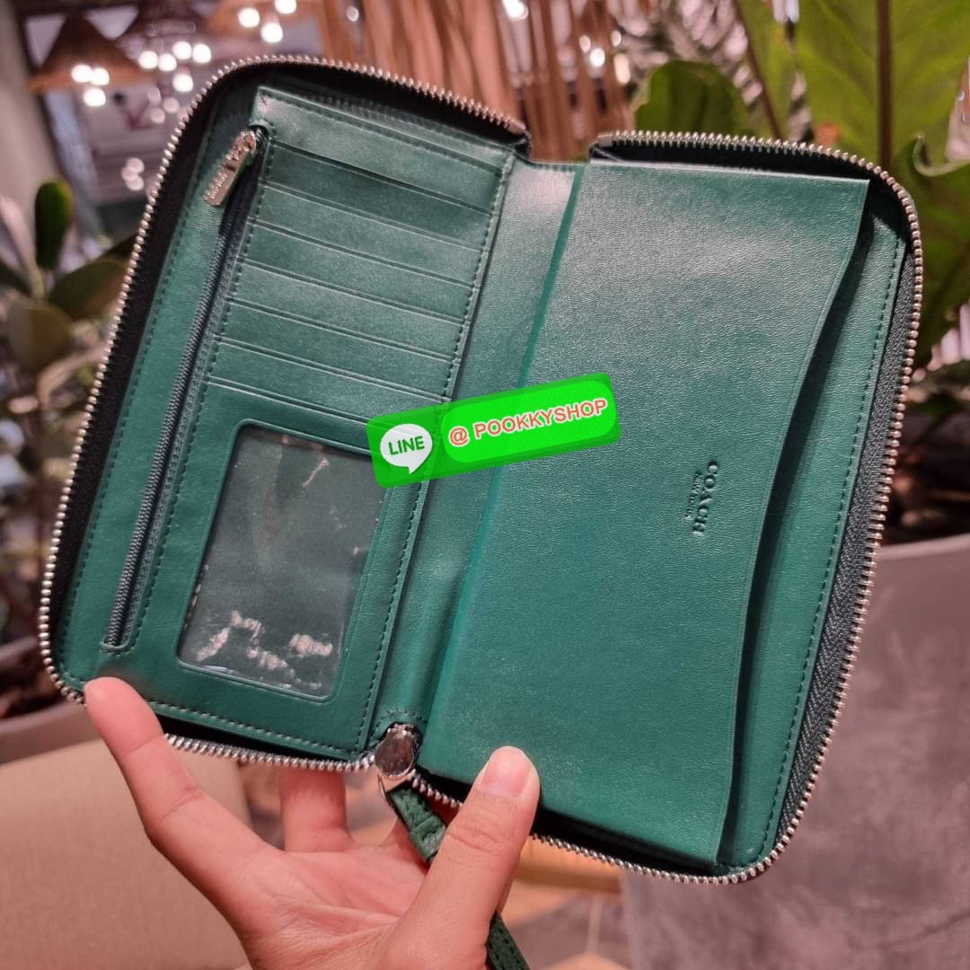 COACH C9073 DEMPSEY LARGE PHONE WALLET IN SIGNATURE JACQUARD WITH STRIPE AND COACH PATCH พร้อมเสิร์ฟความเลิศหรู กับคอลใหม่ล่าสุด กระเป๋าสตางค์ใบยาวกึ่งคล้องมือ สีสุดละมุน ถือใช้คือขับผิวสุด!! วัสดุผ้า jacquard สลับหนัง pepble มาพร้อมสายคล้องมือในตัว กันหล