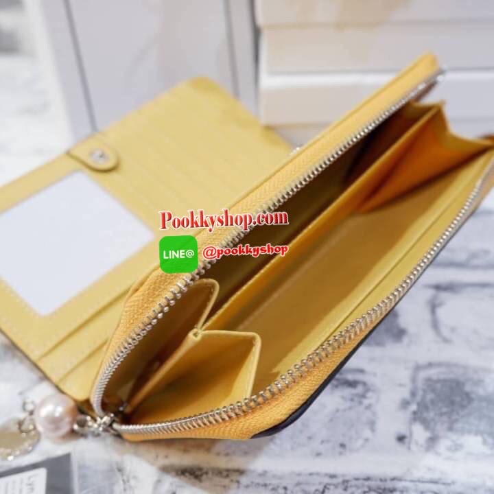 Lyn กระเป๋าสตางค์ใบยาว ด้านหน้าปั๊มโลโก้แบรนด์ แต่งโลหะทอง ด้านในมีช่องใส่บัตรเยอะมาก และมีช่องซิบ ตัวจับซิบแต่งไข่มุกเม็ดโตๆห้อยป้ายโลหะปั๊มโลโก้แบรนด์ด้วยสวยมากเกินหน้ามากค้าาา