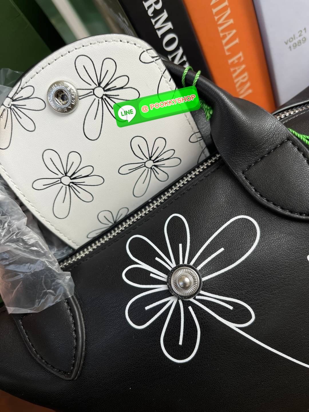 Longchamp Year of OX LE PLIAGE CUIR TOP HANDLE BAG XS Celebrate 2021! ต้อนรับปีวัวด้วยคอลเล็คชั่นพิเศษ วัสดุหนังเมทิส (Metis) หรือหนังแกะเนื้อนุ่มมาพร้อมหูจับขนาดสั้นเหมาะถนัดมือ กระเป๋าทรงไอคอนนิกพร้อมลวดลาย animation สุดน่ารักตรงยุคสมัย เอาใจผู้ที่ชื่นช