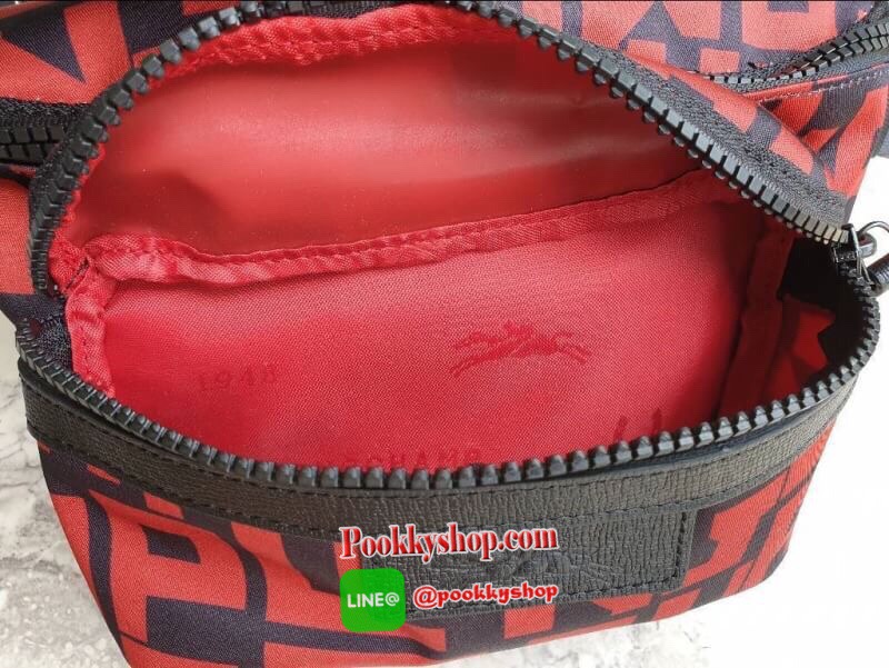 Longchamp Le Pliage Graphic Nylon Belt Bag กระเป๋า คาดอก / คาดเอว ลายกราฟฟิก วัสดุเนื้อผ้า Nylon Canvas เคลือบกันนำ้ ตัดด้วยหนังแท้ที่มีน้ำหนักเบา มี 2 ช่องซิปสะดวกใช้ ดีไซน์เรียบง่ายแต่เต็มไปด้วยความคลาสสิก ที่จับหัวซิปปั้มแบรนด์ จุของได้เยอะ ใบนี้แนะนำเ