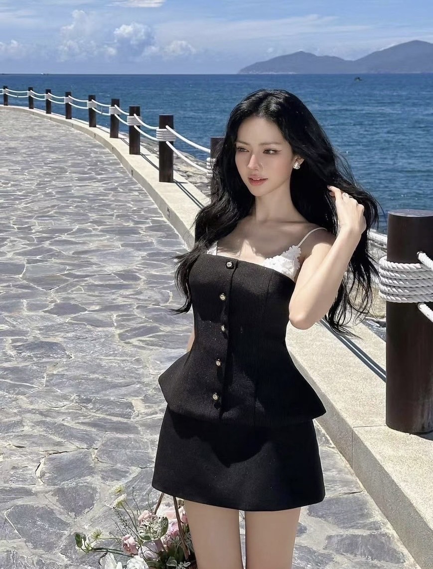 ชุดเซทแฟชั่น เสื้อสวยเก๋ แต่งดอกไม้3Dสีขาว สายสามารถปรับระดับได้