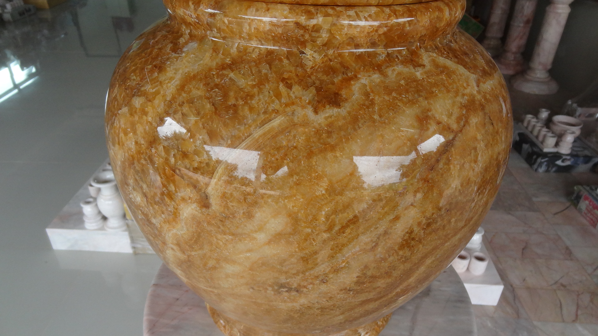 แจกันหินอ่อน ผอบ ขนาดสูง 50 เซนติเมตร กว้าง 30 เซนติเมตร