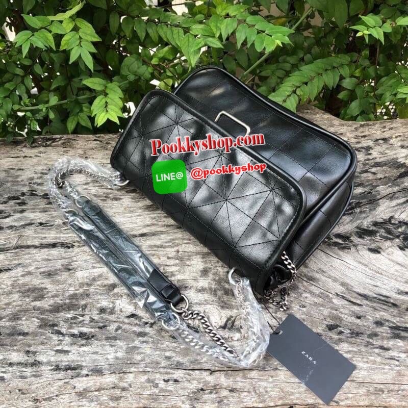 ZARA SOLF ROCK SHOULDER BAG Outlet กระเป๋าสะพายข้างทรงเก๋ เดินด้ายทั้งใบ แต่งโซ่คล้องมาที่ด้านหน้า เปิดปิดแบบกระดุมแม่เหล็ก ก้านในมี 3 ช่องใหญ่ เป็นช่องซิปกลางรุ่นนี้จุของได้เยอะเลยครับ ใส่ iPad mini ได้สบายๆ สายสะพายจะทำเป็นสายคู่สะพายไหล่ หรือ ทำเป็นสาย