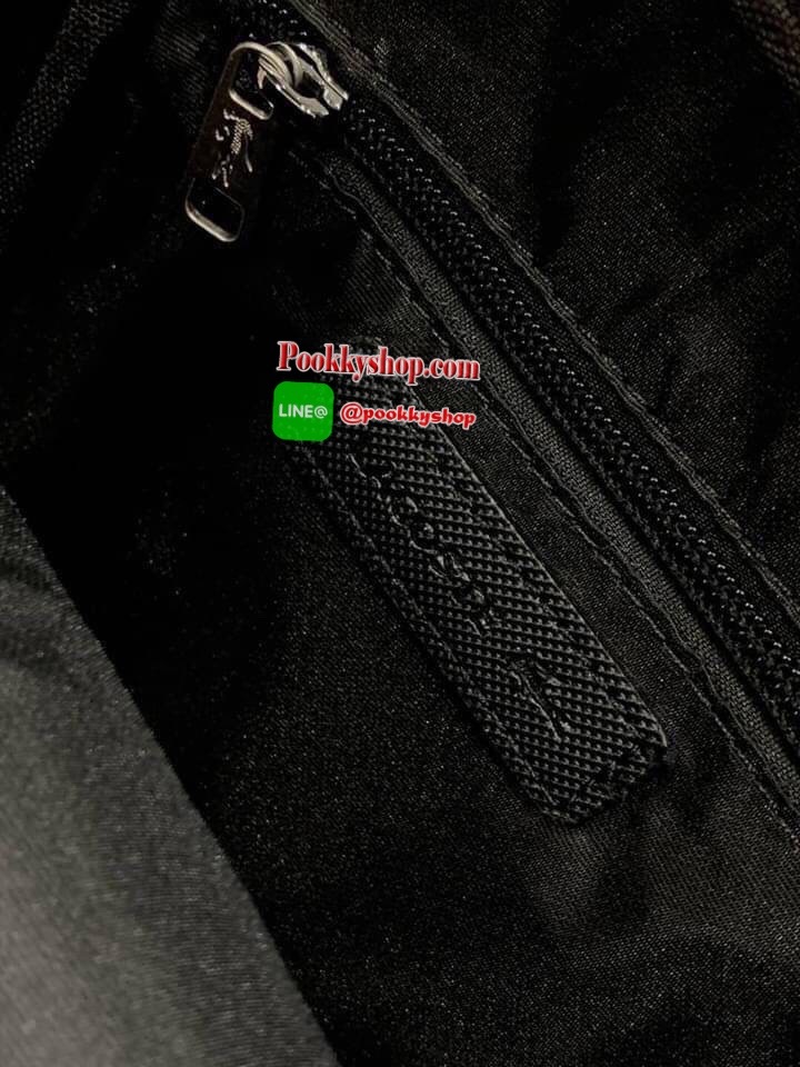 ลาคอส Classic Crossbody Bag กระเป๋าสะพายรุ่นยอดนิยม วัสดุ PVC ด้านหน้ามีโลโก้แบรนด์สวยโดดเด่น มีช่องเล็กใส่ของจุกจิกเปิดปิดด้วยกระดุมแม่เหล็ก ด้านหลังเรียบ มีช่อง1ช่องส่วนช่องด้านในกว้างเปิดปิดกระเป๋าด้วยซิปสะดวกใช้ มีช่องซิปและช่องเสียบด้านข้าง สายสะพา