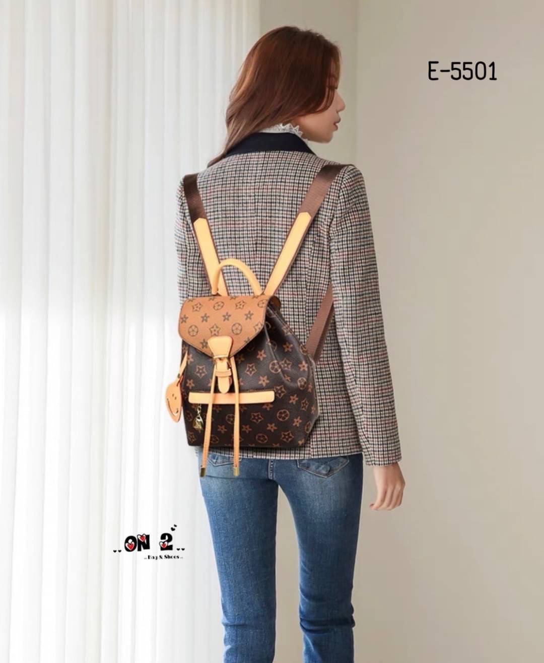 NEW-IN กระเป๋าเป้ทรงขนมจีบ ภูมิใจพรีเซ้น รุ่นใหม่ everyday bag เรียบเกร๋ หนังดี งานสวยค่า จุได้เยอะเลยค่า ใส่มือถือ คสอ.ได้ครบน้า