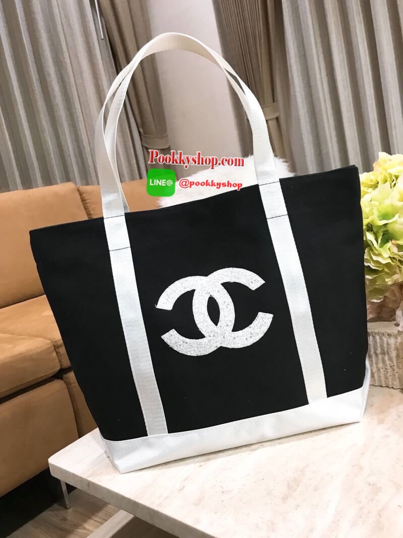 พร้อมส่งไอเท็มใหม่! Chanel Beaute Large Shopping Bag VIP Gift With Purchase (GWP) กระเป๋าสะพายพรีเมี่ยมกิ๊ฟ Limited Edition ของแท้จากเคาน์เตอร์ Chanel Beaute วัสดุ Canvas คุณภาพดีเนื้อหนาอยู่ทรงสวยใบใหญ่ด้านหน้าประดับกริสเตอร์โลโก้แบรนด์วิ้งๆ เปิดปิดด้วยก