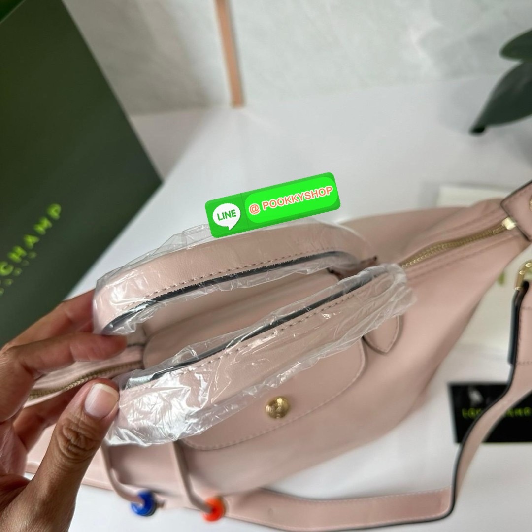 LONGCHAMP Le Pliage Xtra L Leather Handbag 🔖กระเป๋าสะพายคอสบอดี้ รุ่นใหม่โด่ดเด่นลูกเล่นของลูกปัดห้อยสีสันสดใส ทำให้กระเป๋าดูมีลูกเล่นมากขึ้น 🔖วัสดุ : หนังวัวทั้งใบนิ่มน่าสัมผัส 🔖เปิด-ปิดแบบกระดุมแป็ก มีซิปปิดปากกระเป๋าอีกชั้น ป้อง