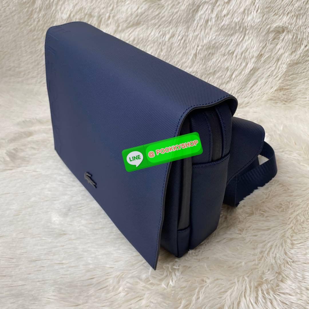 Small Pouch วัสดุ PVC คุณภาพดีตามแบบฉบับแบรนด์ น้ำหนักเบา กันน้ำ ด้านหน้ามีโลโก้เหล็ก ฝาเปิดปิดด้วยคลิปล๊อค 2 ด้าน ช่องหลัก ด้านในมีช่องซิปพร้อมหัวซิปแบรนด์ ใส่กระเป๋าสตางค์ใบยาว ipad มือถือ ของจุกจิกได้เยอะ ด้านหน้ามีช่องใส่ของ 1 ช่องปิดด้วยซิป พร้อมสายส