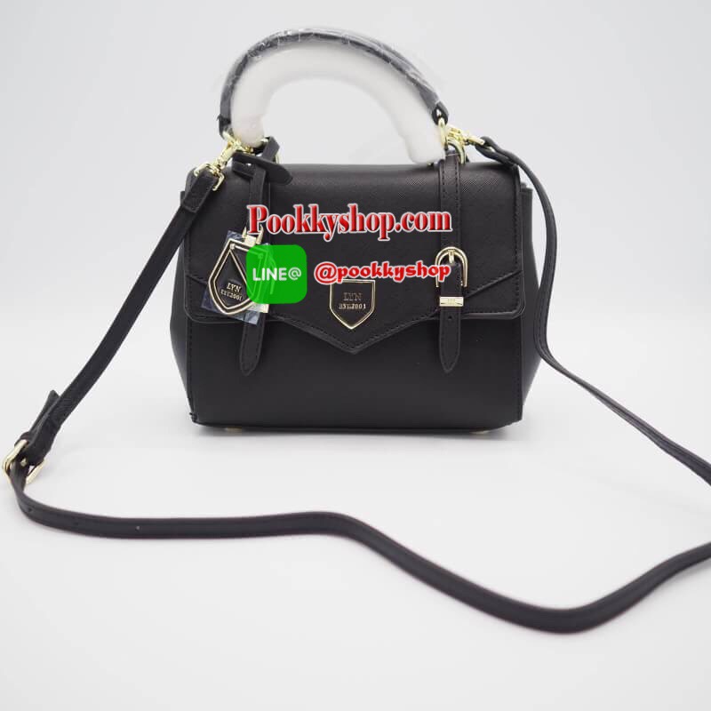 LYN MAXINE XS BAG กระเป๋าถือทรงสวย อยู่ทรงแข็ง ฝากระเป๋าเปิด-ปิดด้วยกระดุมแม่เหล็ก อะไหล่ปั๊มโลโกแบรนด์ ภายในมี 1 ช่องโล่ง ช่องเล็ก 1 ช่องและช่องซิปเล็ก มีหูหิ้วคล้องแขนสะดวก มาพร้อมสายยาวปรับได้ ถอดได้ ใส่ipad mini ได้ จุของได้เยอะ สะพายไปเรียน ทำงาน ดูด