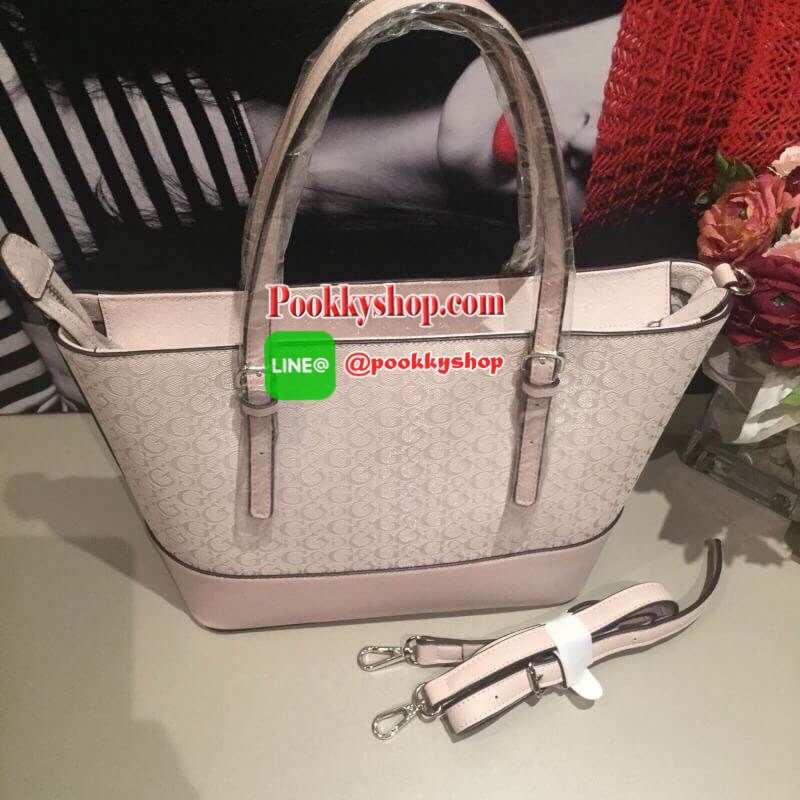 GUESS DELANEY TOTE BAG กระเป๋าทรง shopping วัสดุหนังแก้วเงาสวย น้ำหนักเบา ด้านหน้าประดับด้วยโลโก้แบรนด์สุดหรู เปิดปิดกระเป๋าด้วยซิปสะดวกใช้ ด้านในโล่งกว้าง มีช่องซิปและช่องเล็กสำหรับใส่ของ ซับในลายแบรนด์ รุ่นนี้มาพร้อมสายสะพายยาวปรับได้ ถอดได้ จะใช้แบบสะพ