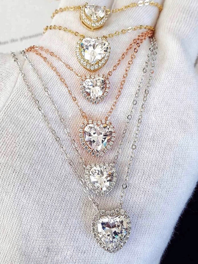 New Arrival !!!!!!! Cartier Love Diamond Necklace สร้อยคอเพชร CZ แท้ ดีไซส์หัวใจคู่น่าร๊าาาากกกก ที่สุดค่ะ ใส่ออกมาน่ารักมากๆๆๆๆๆพูดเลย งานหัวใจล้อมเพชร รุ่นนี้เพชรคัดเกรด 8AAA เหลี่ยมเยอะ อย่างดี เพชรเกรดดีที่สุด เพชรเล่นไฟแสบตาเลยค่ะ งานสั่งผลิตอย่างดี