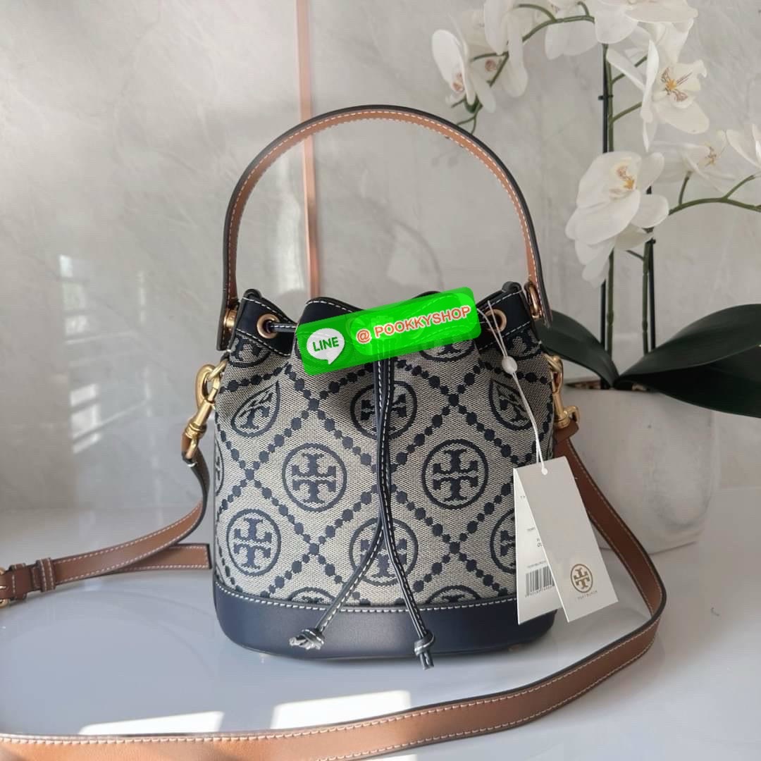TORY BURCH T MONOGRAM JACQUARD BUCKET BAG กระเป๋าสะพาย ทรงบัคเกต รุ่นฮอต สไตล์ไหนเข้าได้ ทุกลุค วัสดุ jacquard ตัดขอบหนังแท้ ภายในเป็นช่องโล่งกว้าง ใส่ของได้เยอะหยิบจับสะดวก มาพร้อมสายสะพายข้างหนังแท้ ถอดและปรับระดับได้สะพายชิวได้ทุกโอกาส
