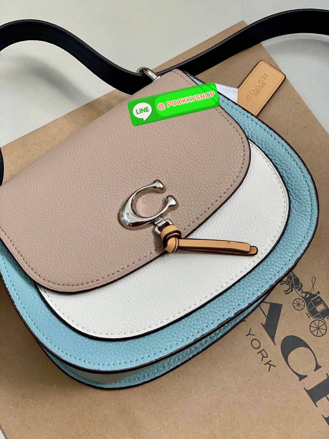 COACH REMI SADDLE BAG IN COLORBLOCK ((1330)) พร้อมส่งที่ไทยอีกครั้ง! กระเป๋าสะพายข้าง//ครอสบอดี้ร์//หรือทบเป็นสายคู่สะพายไหล่ได้ค่ะ แล้วแต่ชอบเลยค่ะ! วัสดุหนังแท้ ลายหนังสวยมากๆค่ะรุ่นนี้ หลงรักแน่นอน💋 🎀ด้านหน้ามีอะไหล่โลโก้ตัวC มีพู่ห้อยน