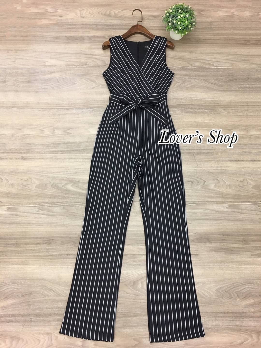 จั้มสูทกางเกง แนวเรียบหรูดูผู้ดี ทรงคอวี ทำจีบทวิตช่วงอก มาพร้อมเชือกกผูกช่วงเอว ทรงนี้ใส่แล้วแลดูขายาวหุ่นดีค่ะ เนื้อผ้าหนาเป็นทรงสวย