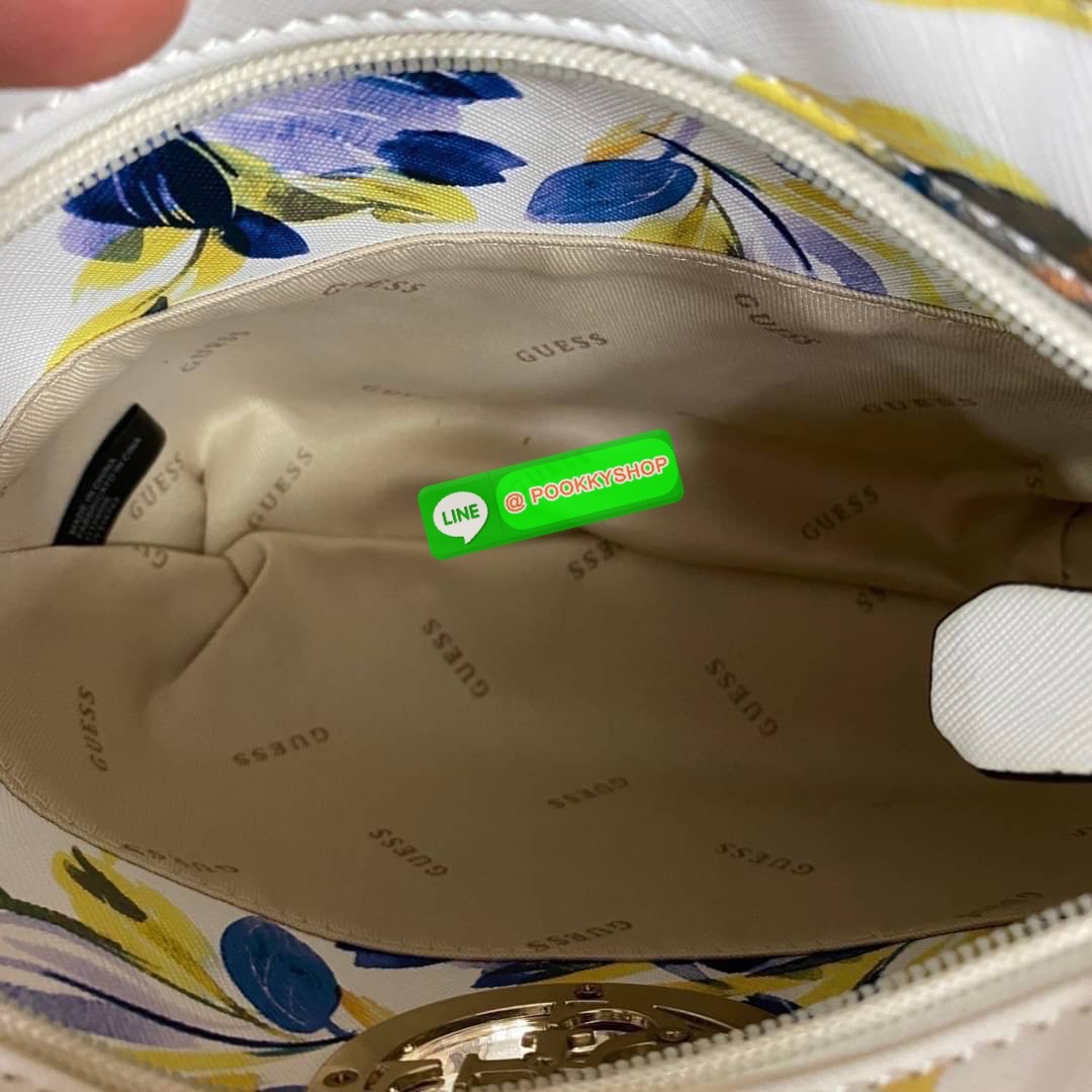 GUESS OPEN ROAD FLORAL MINI TOTE กระเป๋าถือหรือสะพายขนาดกำลังดี ผลิตจากวัสดุหนังซาฟิโน่น้ำหนักเบาแต่งลายดอกไม้รูปทรงสวยงาม ฐานตั้งอยู่ทรง ด้านหน้าติดโลโก้ลายฉลุทรงกรมเพิ่มความหรูหรา เปิดปิดด้วยซิปเป็นหลัก ด้านในบุด้วยผ้าซับในลายแบรนด์ สามารถใส่กระเป๋าสตาง