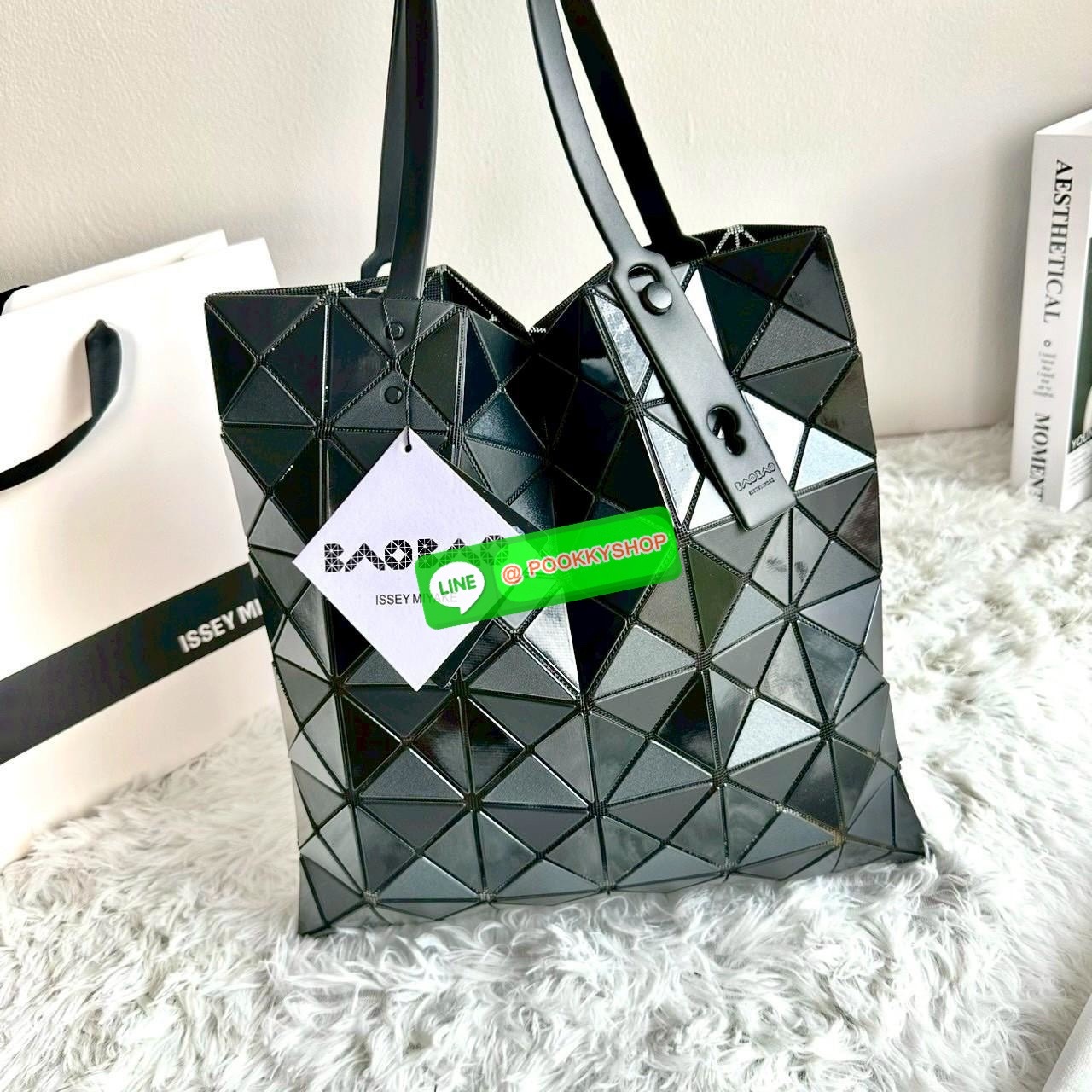 BAOBAO ISSEY MIYAKE QUATRO กระเป๋าไอคอนิกที่ไม่เคยตกเทรนด์! เรียบหรู แต่มีดีไซน์สะดุดตา โครงสร้างสามเหลี่ยมเอกลักษณ์เฉพาะของแบรนด์ ด้านในบุผ้า มีช่องซิปสำหรับเก็บของ น้ำหนักเบา สะพายสบาย ใส่ของได้เยอะมาก