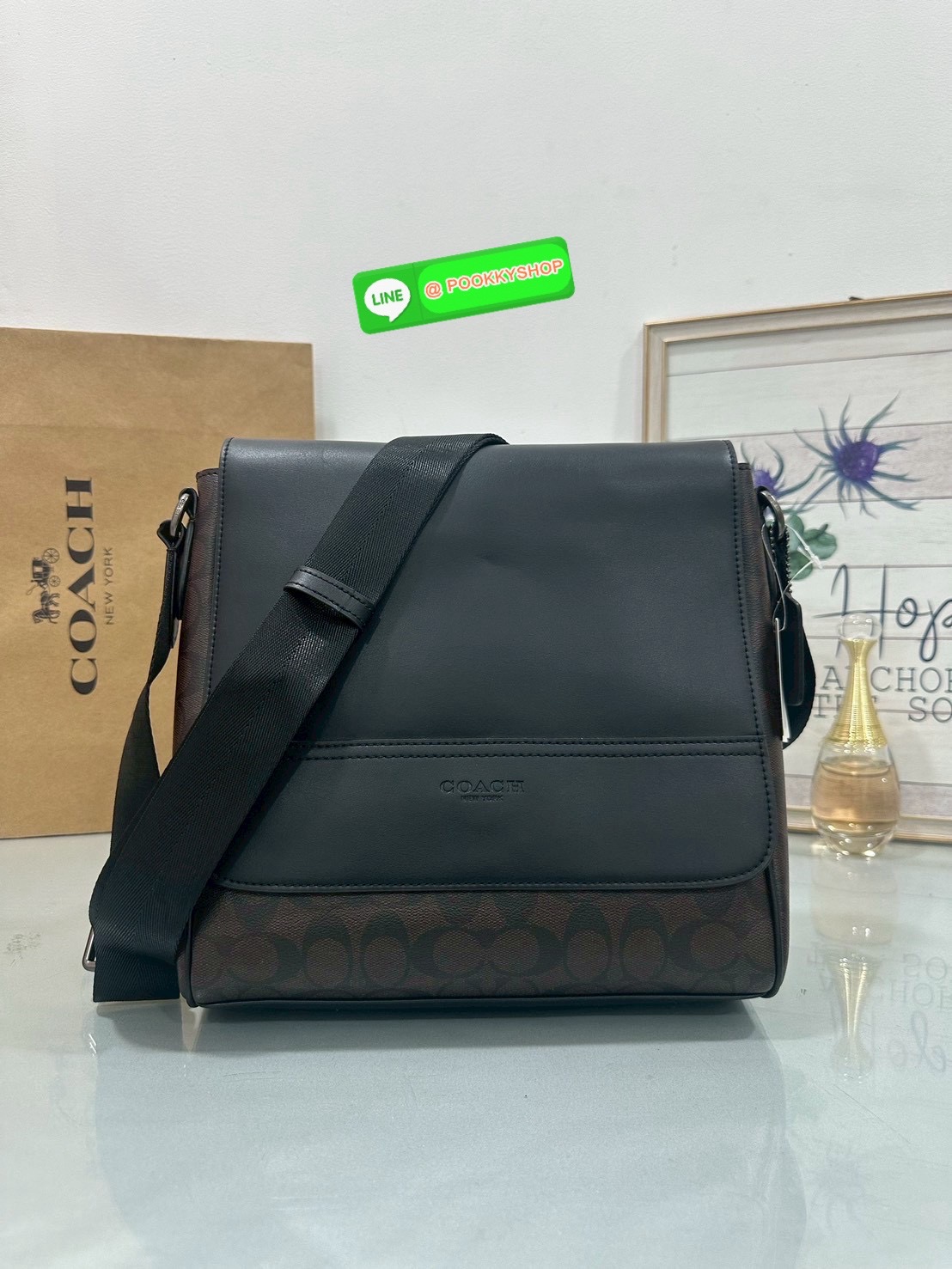 Coach F73339 F73340 – Hudson Crossbody Bag in Signature Embossed Leather “จะวันทำงานหรือวันสบาย ๆ แค่สะพายใบนี้…ก็เหมือนใส่ความเท่ติดตัวไว้แล้ว” Coach Hudson Crossbody F73340 กระเป๋าหนังแท้ลาย C ปั๊มลึก ทรงเหลี่ยมเรียบหรู โทนดำทั้งใบ เหมาะกับผู้ชายที่อยาก