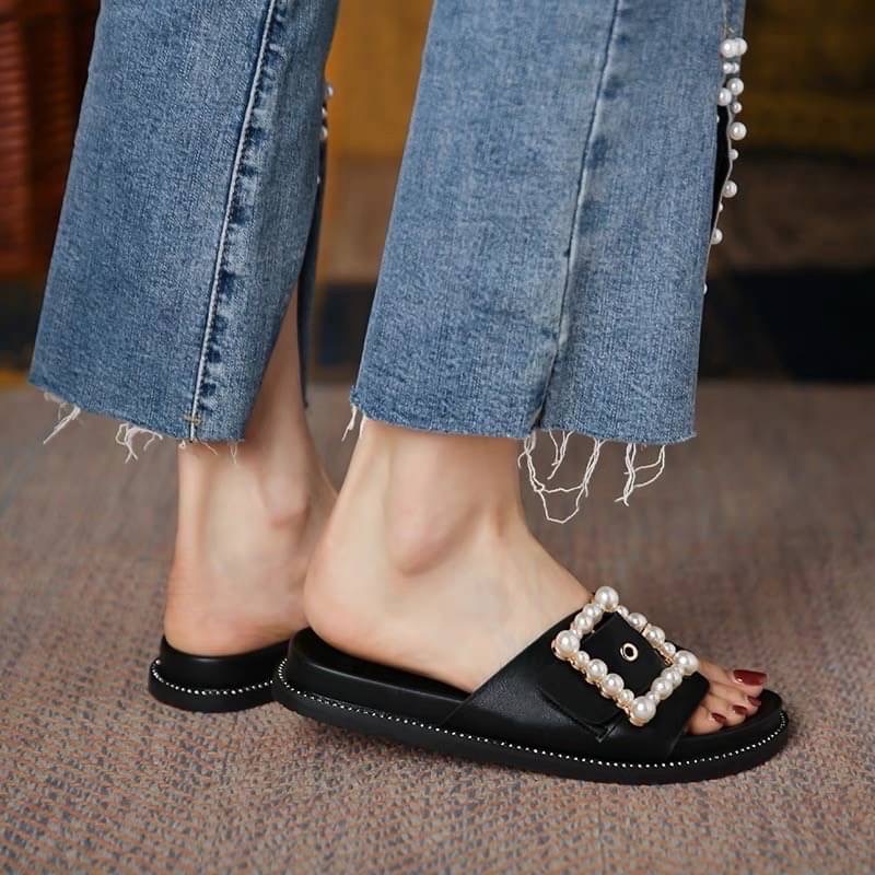 รองเท้าแตะรุ่นนี้บอกเลยว่าสวยมาก ด้านหน้ามีมุกประดับเป็นทรงสีเหลี่ยม ด้านข้างของรองเท้ายังมีเพรชเล็กๆติดรอบรองเท้าคือเริ่ดมาก เป็นรองเท้าแตะที่ไม่เหมือนใครมีดีเทล คู่นี้พลาดไม่ได้เลยนะคะ