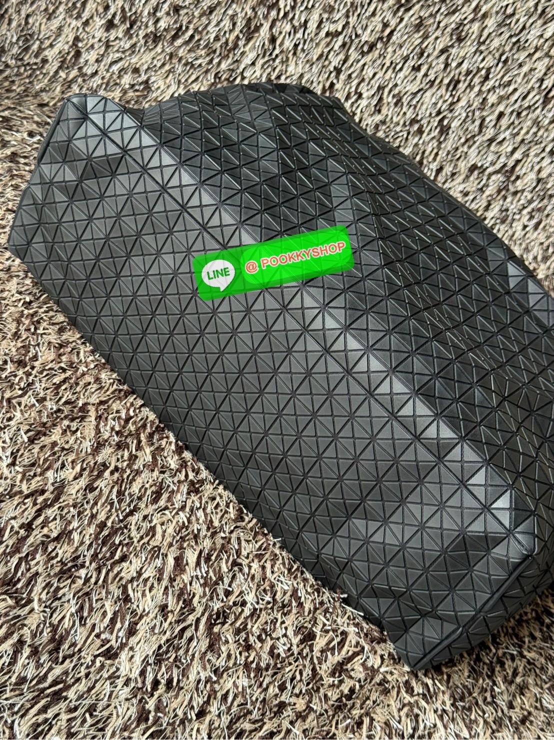 Baobao issey miyake cargo tote matte กระเป๋า CARGO สไตล์บอสตัน มีหูจับแบบบุหนา มีฐานกว้างใส่ได้เยอะ สาทารถใส่สัมภาระที่จำเป็นในการเดินทาง หรือมีพื้นที่จัดเก็บสิ่งของที่เราต้องใช้ในการทำงานด้วย เช่น โน้ตบุ๊ก สมุดจดบันทึก แฟ้มเอกสารต่าง ๆ ดีไซน์หรูดูสุภาพเร