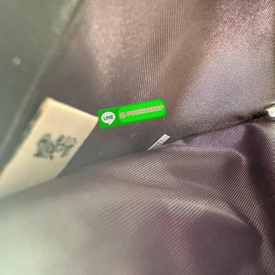 Coach Medium Corner Zip Wallet With Signature Leather 🔖กระเป๋าตังใบกลาง คอลเลคชั่นใหม่ หนังนิ่ม ลายC นูน สวยมาก 🔖วัสดุ: หนังแท้ 🔖เปิด - ปิดแบบกระดุม มีช่องใส่แบงค์ ใส่ธนบัตรได้ทุกชนิด ช่องใส่บัตร ใส่เหรียญ