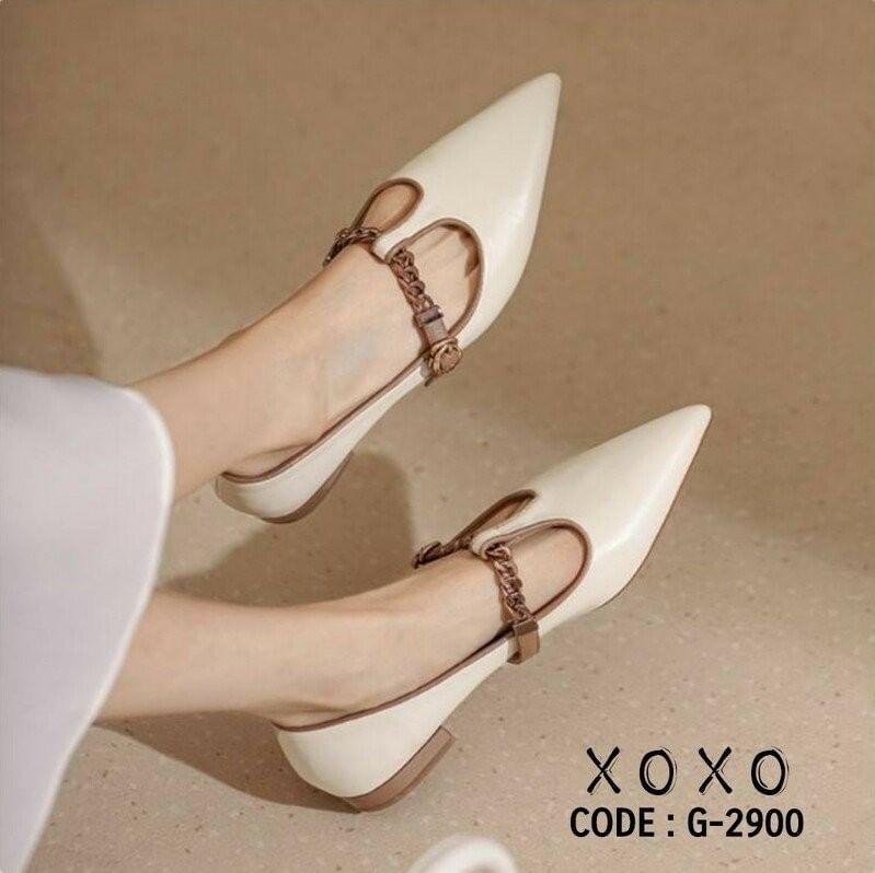 สินค้าพร้อมส่ง งานสวม หน้าวี สวย เก๋ ใส่แล้วขาเรียบมยาว มีส้นเล็กน้อย กำลังใส่สบาย ด้านหน้าคาดร้อยโซ่แต่ง สวยงาม แมทส์ชุดง่าย น้ำหนักเบา