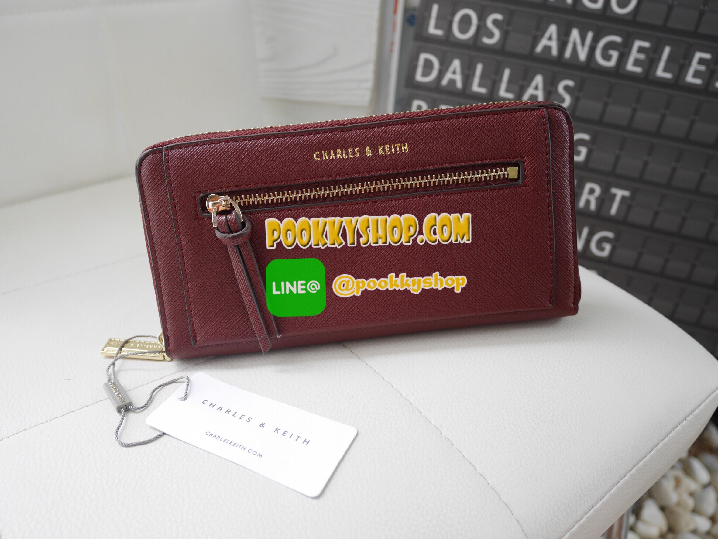 กระเป๋าสตางค์ยาว ซิปรอบ ดีไซน์ คลาสิค รุ่นใหม่ ยี่ห้อ CHARLE & KEITH ด้านหน้าตกแต่งซิปสุดเก๋ ให้ความสวย ดูดี เรียบหรู เปิดปิดด้วยซิปยาว ด้านหน้าปั๊มสกรีนยี่ห้อ โดดเด่น ในสไตส์ค่ะ ด้านในใส่บัตรได้มากกว่า 12 ใบ ช่องกลางเป็นซิป เก็บเหรียญได้ค่ะ สาวๆที่ชอบ คว