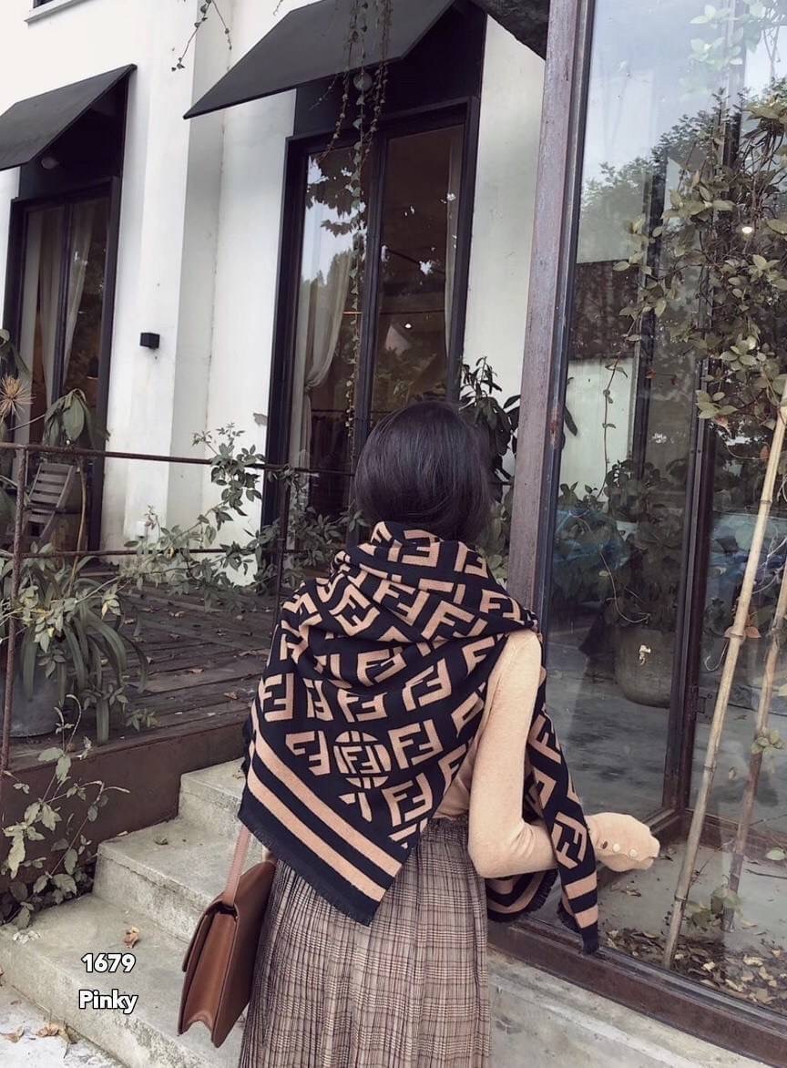 พร้อมส่ง ผ้าคลุมไหล่ fendi 1679 งานนำเข้า ผ้านุ่มมาก ใช้พันคอ คลุมไหล่ ผ้าห่มได้ มีความเก๋ตามฉบับแบรนด์ดัง หนาวนี้สาวๆสาวก fendi ต้องจัดเซตให้เข้ากันจ้า