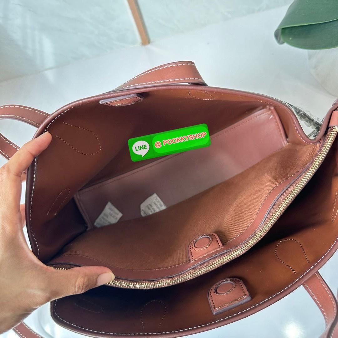 COACH HANNA CARRYALL WITH COACH CH189 IMNAM 🔖กระเป๋าสะพายไหล่/ถือ รูปทรงสวยหรู ลุคคุณนายมากแม่ 🔖วัสดุ: ผ้าแคนวาสตัดขอบหนัง 🔖เปิด-ปิดแบบกระดุมแม่เหล็ก ภายในกระเป๋ามัลติฟังก์ชั่น ช่องซิปกลาง บุผ้า 🔖สายสะพายถอดและปรับระดับได้