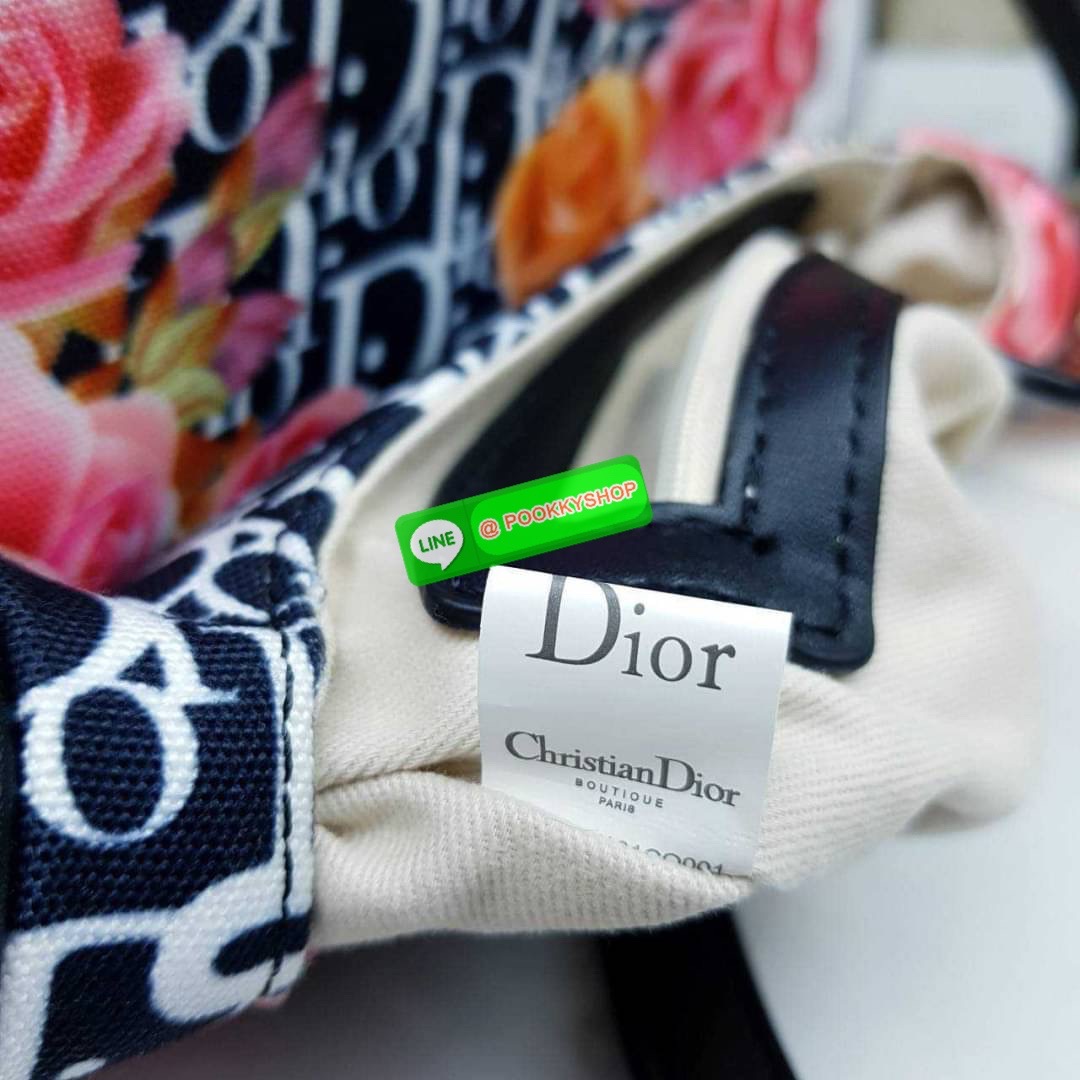 CHRISTIAN DIOR BAG VIP GIFT WITH PURCHASE (GWP) จาก CHRISTIAN DIOR DUTY FREE COUNTER (D4352) กระเป๋าสะพายดีไซน์เก๋ ลุคหรูหรา หรือลุคในวันสบายๆก็เอาอยู่ แมทได้ทุกลุคจริงๆ ดาราเซเล็ปทางฝั่งฮอลลิวู้ดเลิฟกันมากนะไอเทมนี้ จะถือเก๋ๆก็รอด หรือสะพายครอสบอดี้ก็เริ