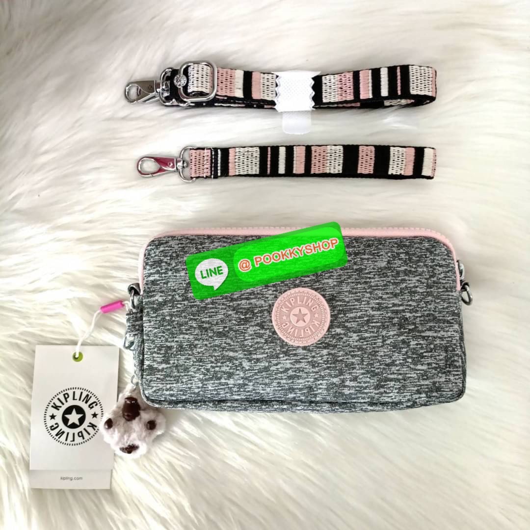 KIPLING 3 Monkey program Seoul up clutch & sling bag กระเป๋าคล้องมือ หรือ สะพายข้าง ขนาดเล็ก วัสดุ Nylon & Polyester 100% ใช้งานได้ 2 รูปแบบ มีสายสลับเปลี่ยนได้ทั้งแบบคล้องมือหรือสะพายข้าง เปิด-ปิดด้วยซิป ช่องหลักโล่ง มีช่องใส่บัตรด้านข้าง 6 ช่อง และช่องด