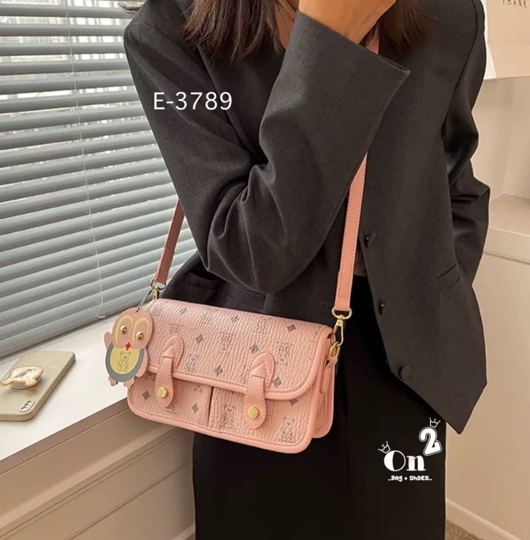 กระเป๋าสะพายข้างทรงแมสเซนเจอร์ เปิดหน้าอะไหล่ทอง มาพร้อมพวงกุญแจ+สายสะพายยาว พร้อมส่ง 3สีค่ะ