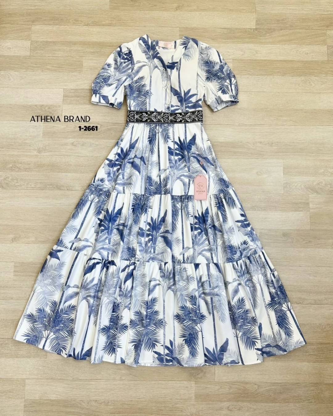 เดรสยาวพิมพ์ลวดลายสุดเกร๋ แขนพองๆทรงตุ๊กตามีกระดุมติด หน้าอกเสริมฟองน้ำเบาๆ จัดทรงให้สวย มีกิมมิคด้านหน้าแต่งกระดุมกระจุกกระจิกน่ารักสามารถแกะใช้งานได้จริง ช่วงเอวแต่งแถบเป็นงานปัก สวมใส่แบบซิปด้านข้าง ตัวเดรสมีลูกเล่นระบายๆ ใช้ผ้าเยอะมากๆค่า เนื้อผ้าดีมี