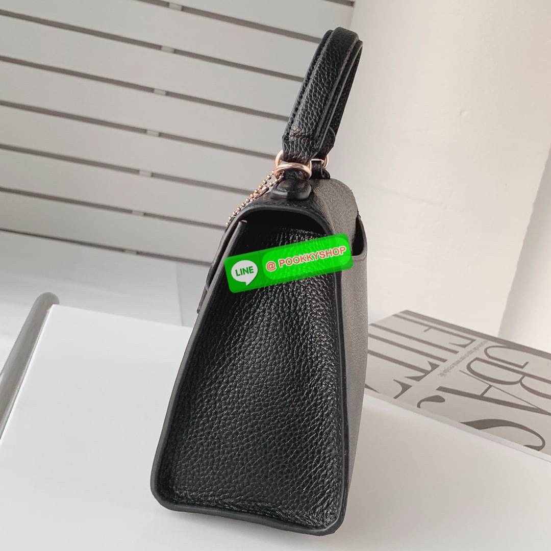 “Classic elegance with a modern twist.” Coach Pepper Satchel – กระเป๋าทรง Satchel ที่ผสานความคลาสสิกและความทันสมัยได้อย่างลงตัว วัสดุคุณภาพเยี่ยม ผสมผสานระหว่างหนังและผ้าแคนวาสลายซิกเนเจอร์ของ Coach เหมาะสำหรับวันทำงานหรือวันพักผ่อน เพิ่มความหรูหราให้กับท